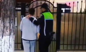 Violență într-un bloc din Râșnov: Tânăr de 21 de ani reținut după agresarea unui cuplu post thumbnail image