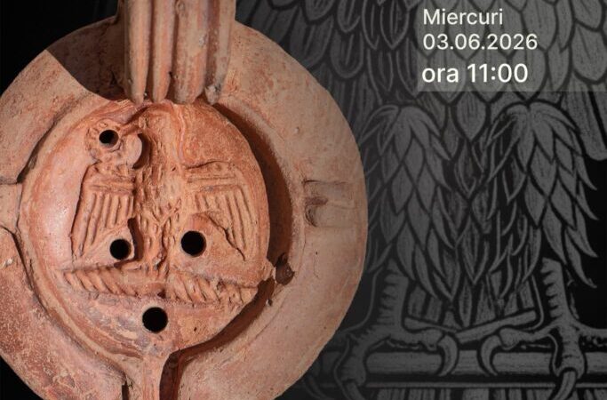 Un opaiț romam cu simbolul acvilei imperiale descoperit la Apulum, exponatul lunii iunie la Muzeul Național al Unirii din Alba Iulia