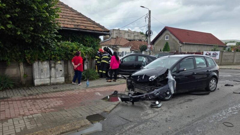 Coliziune între două mașini, în sensul giratoriu de la Bărăbanț