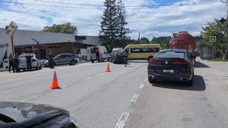 Accident rutier la Horezu: Microbuz cu elevi implicat