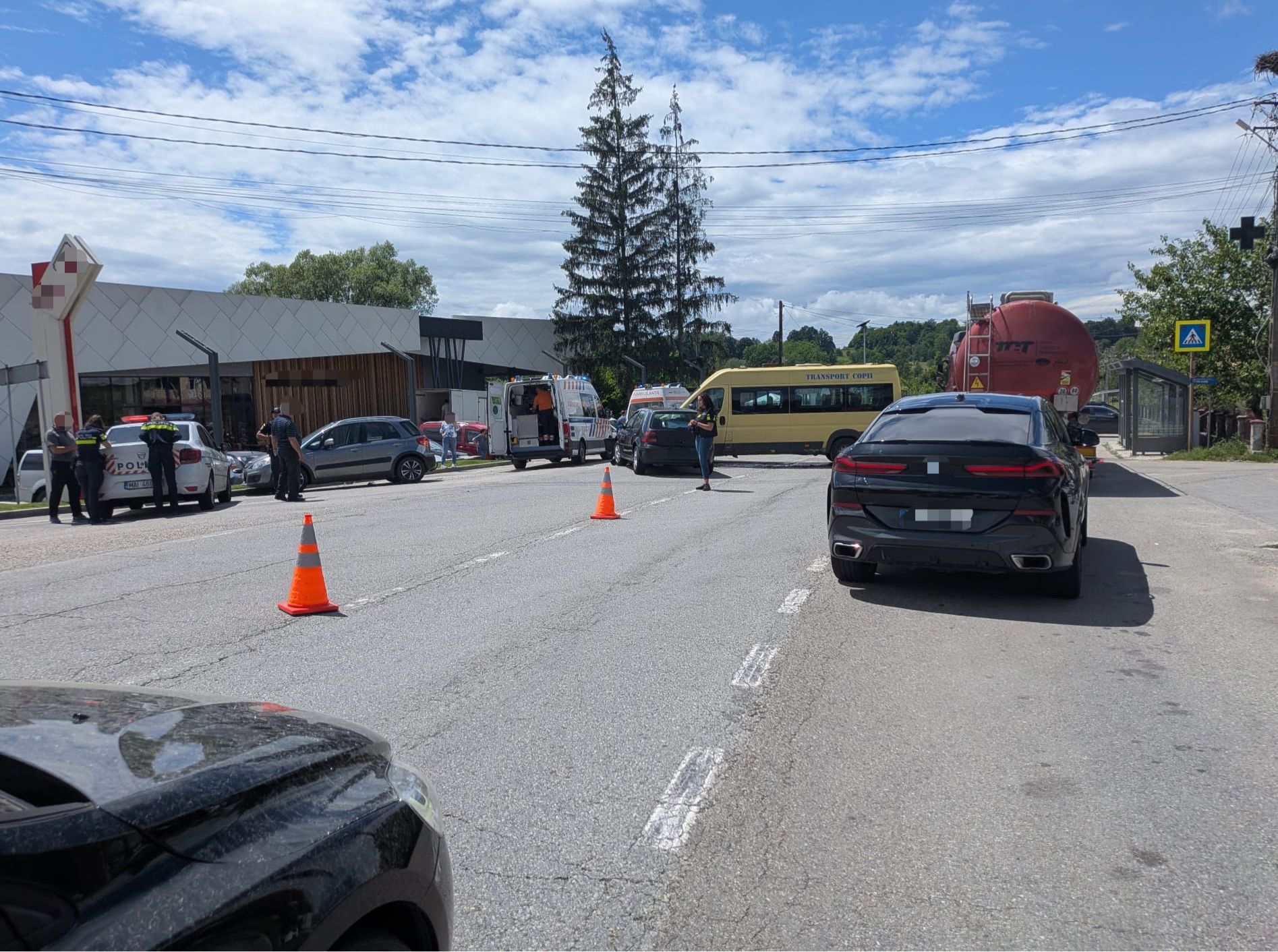 Accident rutier la Horezu: Microbuz cu elevi implicat