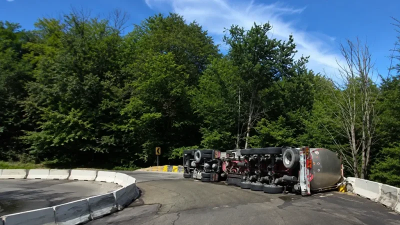 Accident rutier pe DN 7: șofer rănit și scurgeri de benzină