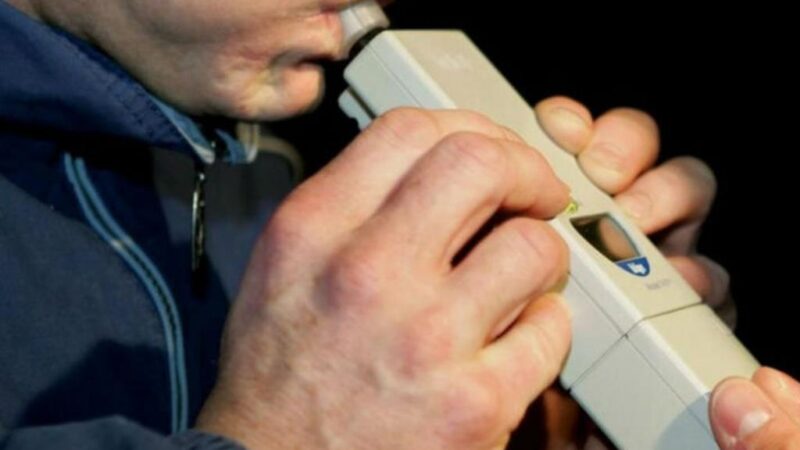 Bărbat de 53 de ani depistat beat la volan