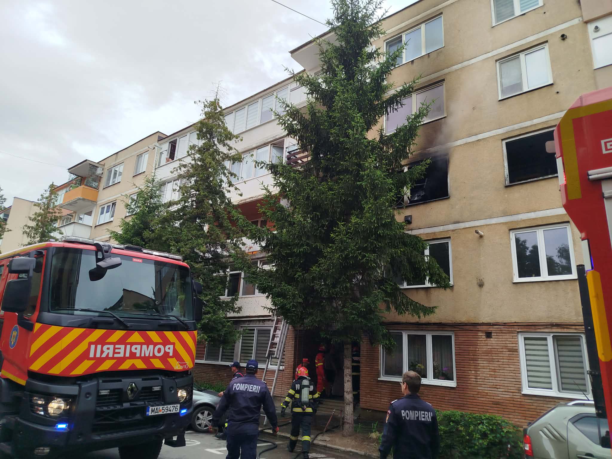 Explozie și incendiu în bloc din Odorheiu Secuiesc