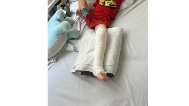 Copil de 4 ani cu fractură gravă la picior după un incident petrecut într-o grădiniță din Brașov. Părinții acuză lipsa supravegherii și întârzierea apelării serviciilor de urgență