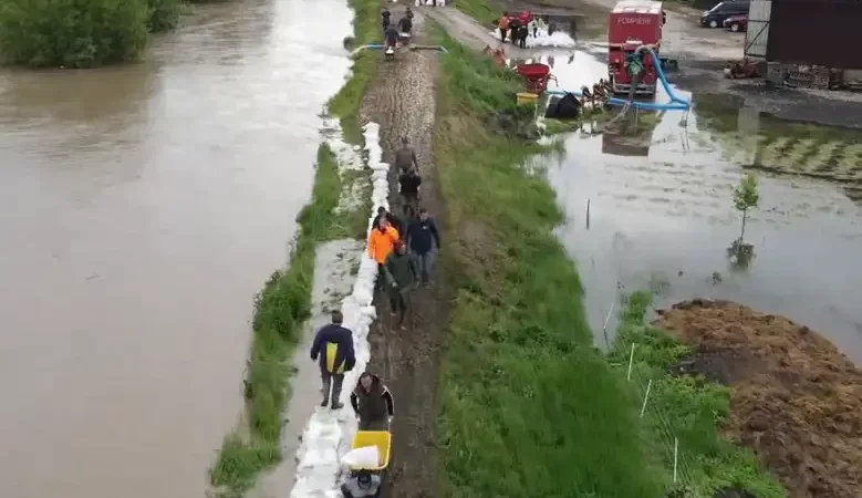 Lucrări de înălțare a digurilor pe Ghimbășel