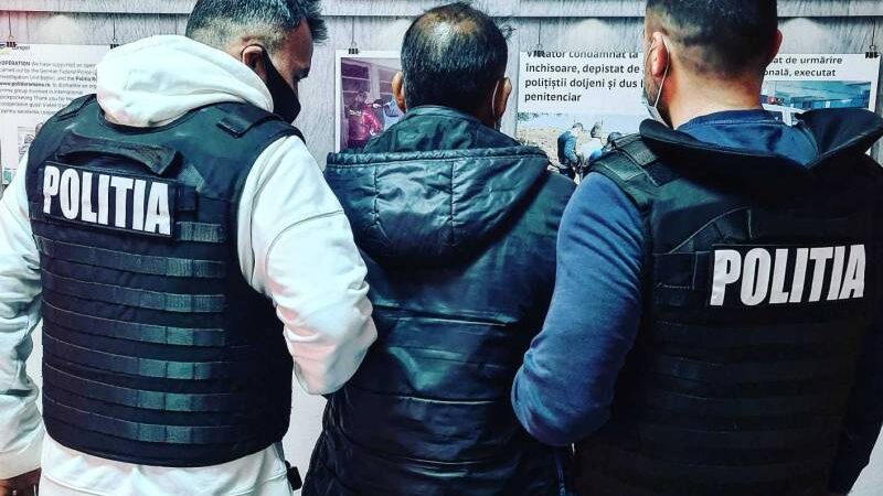 Doi tineri din Cenade, reținuți de polițiști. Erau posesorii unor mandate de arestare