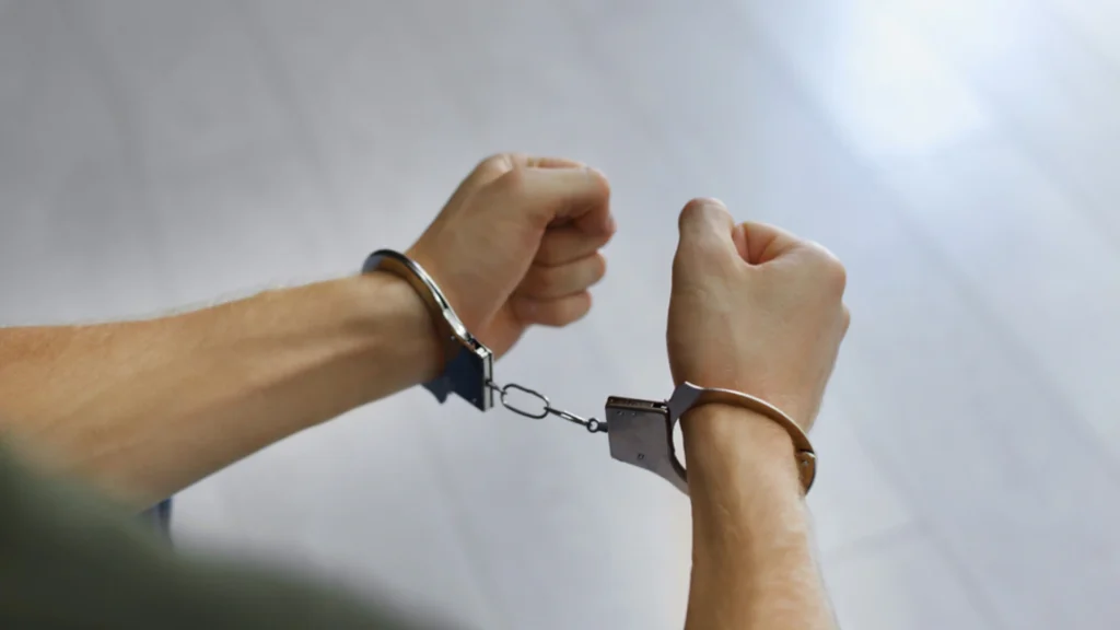 Tânăr de 16 ani trimis în judecată pentru trafic de minori