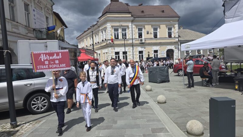 Ziua Abrudului și Zilele Minerului au debutat în aplauzele sutelor de participanți. Defilarea portului popular, momentul de suflet al primei zile