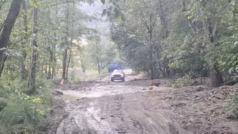 Accesul spre Vârful Moldoveanu întrerupt de o viitură: 15 vehicule imobilizate, zeci de persoane salvate din Valea Rea