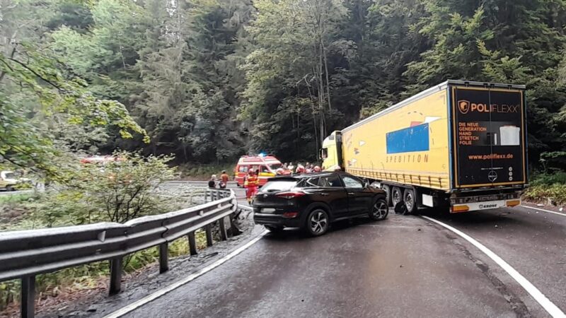 Accident pe DN 15: Autoturism lovit de semiremorcă