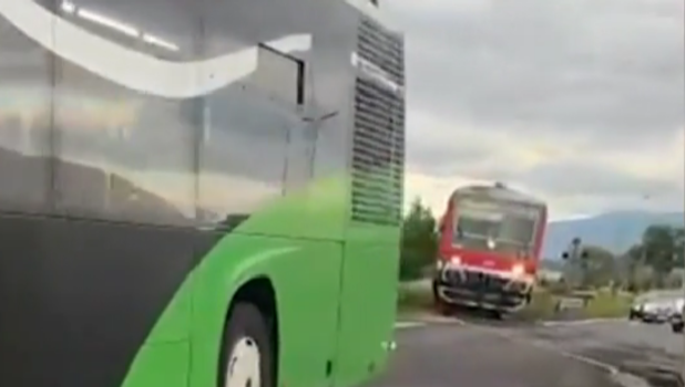 Autobuz cu pasageri, în pericol pe calea ferată la Brașov; un călător a evitat dezastrul ridicând bariera