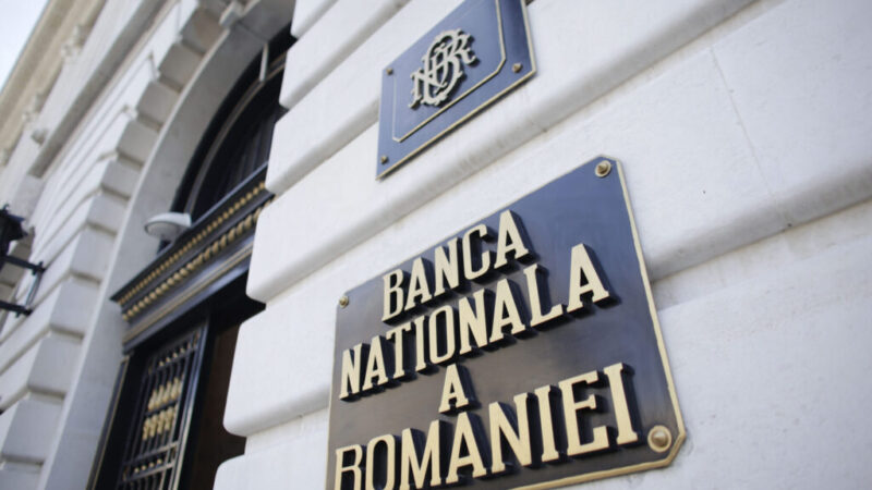 BNR avertizează: Leul rămâne sub presiune din cauza tensiunilor din Orientul Mijlociu și a deficitelor mari
