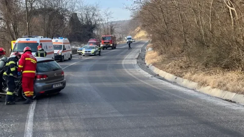 Coliziune pe DN 14B: Două autoturisme implicate în accident la Mănărade