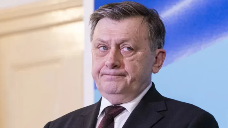 Crin Antonescu lansează un avertisment: ‘Transformarea PNL-ului în USR-iști echivalează cu sfârșitul său’ – Critici la adresa strategiei lui Bolojan