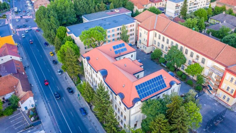 După întârzieri de aproape un an din cauza contestațiilor, Primăria Brașov demarează lucrările de instalare a panourilor fotovoltaice pe acoperișurile a 10 școli