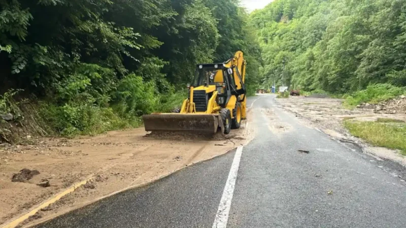 FOTO | Depuneri de aluviuni pe DN 67C-Transalpina, între Curpăt și Șugag: Efectele codului portocaliu în județul Alba
