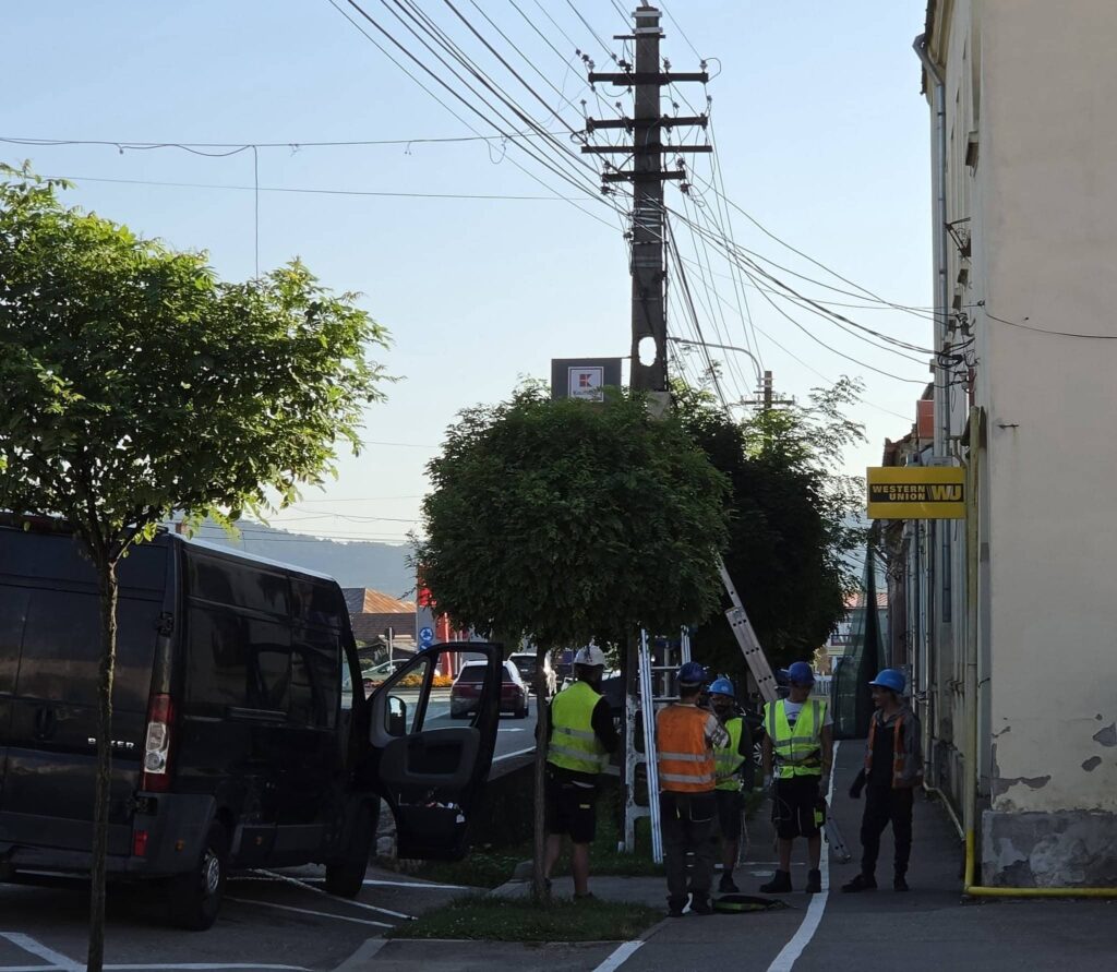 FOTO: Inițiativă de eliminare a cablurilor neutilizate de pe stâlpi și clădiri în Aiud. Declarația primarului orașului