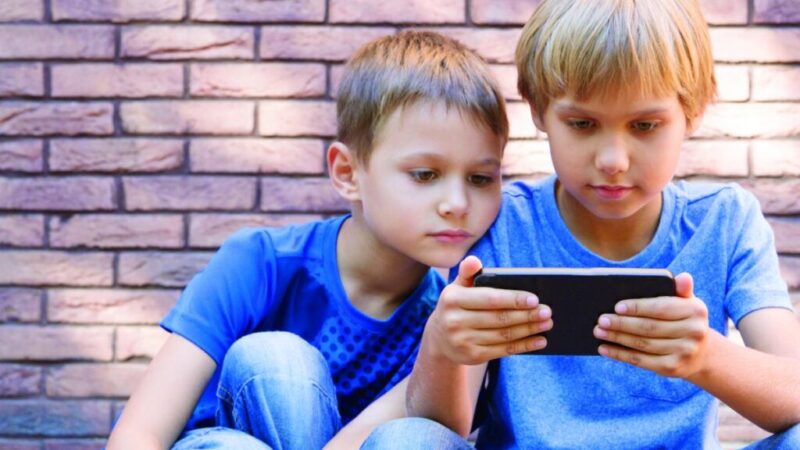 Franța interzice rețelele sociale pentru copiii sub 15 ani