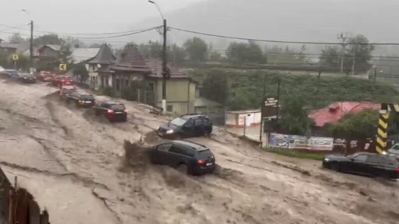Furtună devastatoare pe Valea Prahovei: Bușteniul sub ape, mașini luate de viituri și DN1 blocat