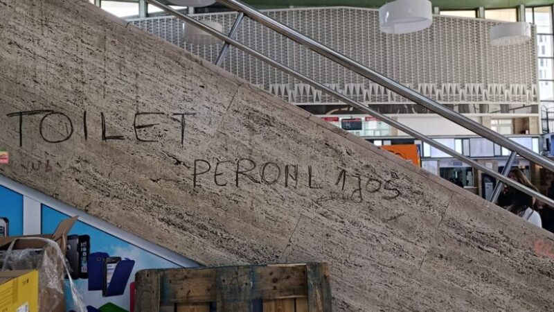 Imaginea care reflectă administrarea Gării Brașov de către CFR: „TOILET PERON(u)L 1 JOS”, mesajul improvizat pentru turiștii în căutarea toaletei publice