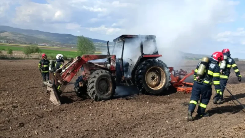 Incendiu în Șeușa: Un utilaj agricol cuprins de flăcări, pompierii intervin prompt