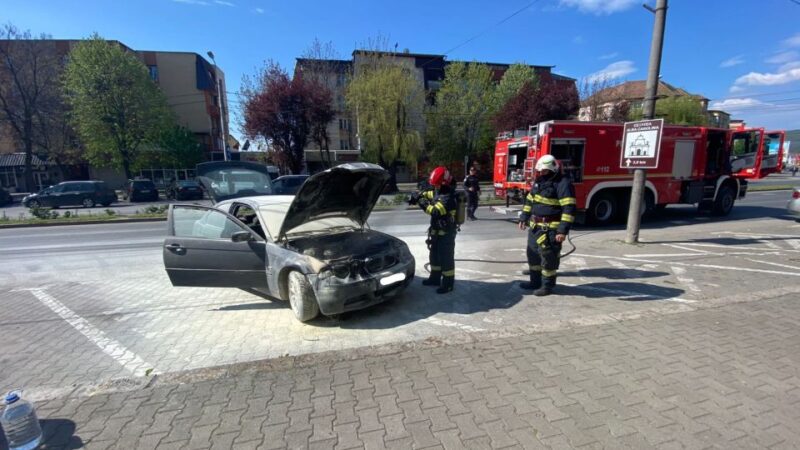 Mașină în flăcări pe o stradă din Alba Iulia: Intervenția promptă a pompierilor