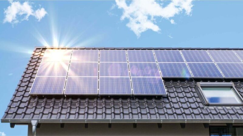 Panourile solare: mai mult decât economii la energie. Descoperă beneficiile necunoscute care pot răci locuința și crește valoarea proprietății