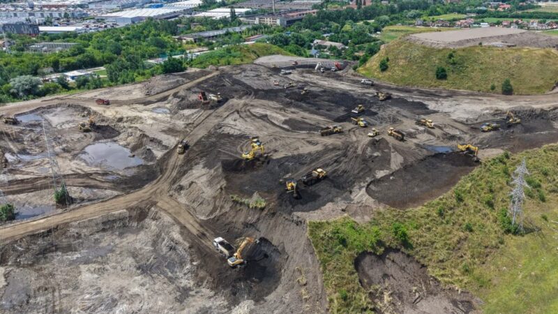 Peste 65 de utilaje în acțiune pe muntele de deșeuri industriale din Triaj. Transformarea în zonă de agrement se apropie