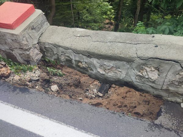 Ploile devastatoare: 30 metri de zid surpat