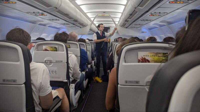 Portofel uitat în avion, recuperat la sute de km distanță