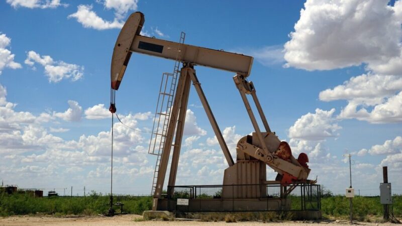 Prețul petrolului depășește 100 de dolari pe baril