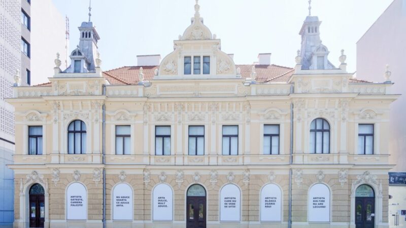 Proverbe românești și zicale reinterpretate de Aproximativ 28 în expoziția Window Art la Muzeul de Artă Brașov