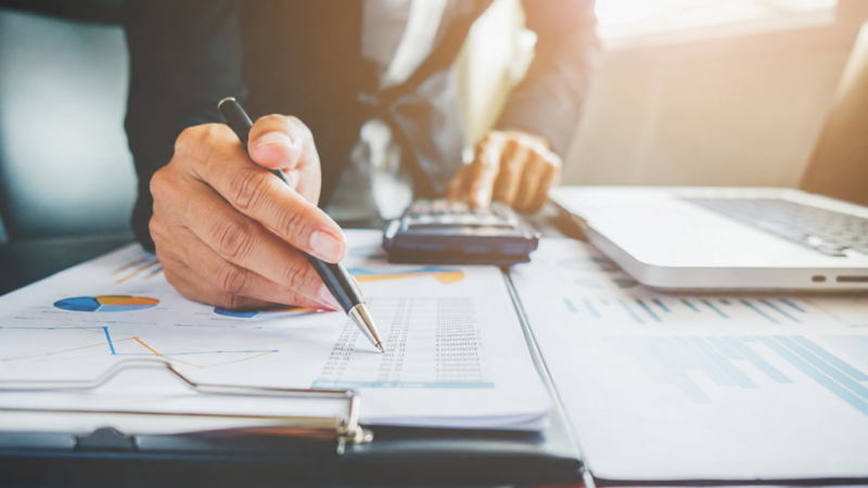 Scădere a contractelor de muncă active în 2025