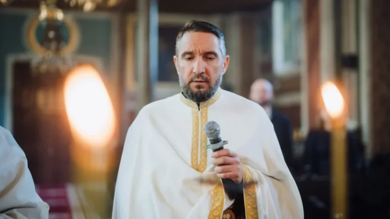 Un preot și asistent medical oferă alinare spirituală pacienților în fază terminală la un centru de paliație din Brașov