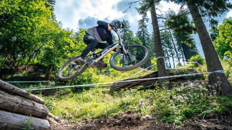 Vești excelente pentru pasionații de mountain bike: Telegondola facilitează accesul către Bike Park Postăvarul