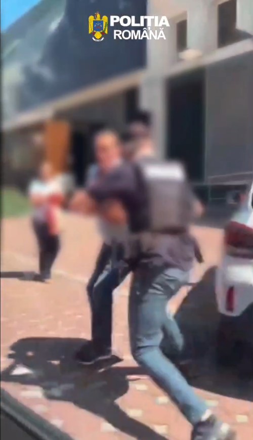 VIDEO Bărbat urmărit internațional pentru agresiune sexuală în Italia, capturat de poliția din Brașov
