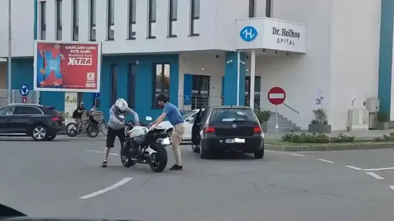 VIDEO | Coliziune între o motocicletă și un autoturism în sensul giratoriu de pe Calea Moților din Alba Iulia