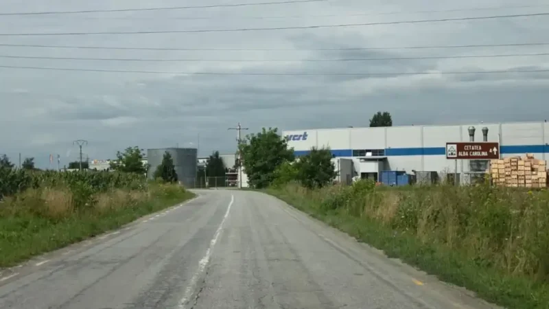 VIDEO | Contrast izbitor: Intrarea în Alba Iulia dinspre Ciugud, între vegetație și curățenie
