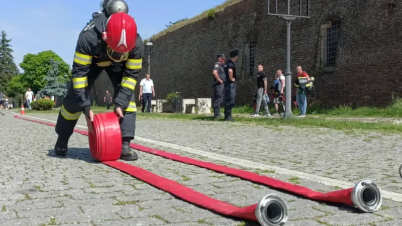 VIDEO | Etapa națională „Cel mai puternic pompier 2026” la Alba Iulia: Salvatori din 22 de județe concurează în probe de forță, rezistență și îndemânare