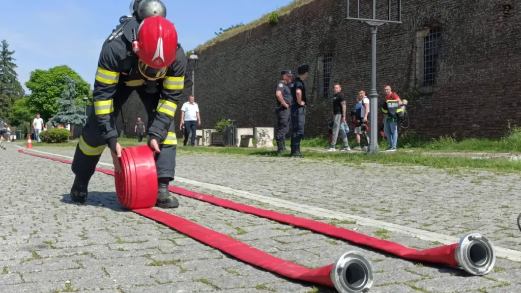 VIDEO | Etapa națională „Cel mai puternic pompier 2026” la Alba Iulia: Salvatori din 22 de județe concurează în probe de forță, rezistență și îndemânare