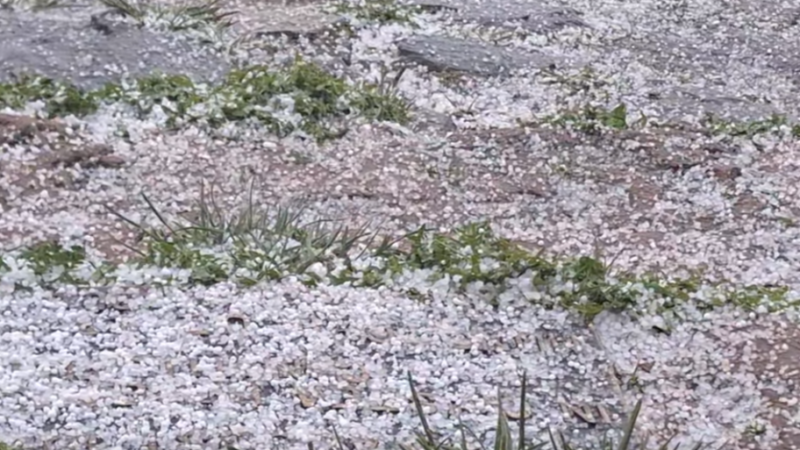 VIDEO. Furtună cu grindină și fulgere pe Vârful Omu. Traseele montane au fost acoperite de gheață
