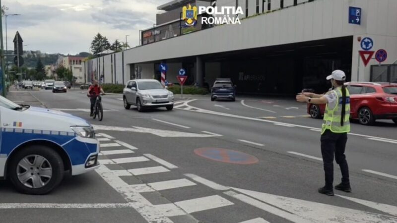VIDEO Polițiștii din Brașov supraveghează pietonii și vehiculele pe două roți: 57 de sancțiuni aplicate, majoritatea bicicliștilor