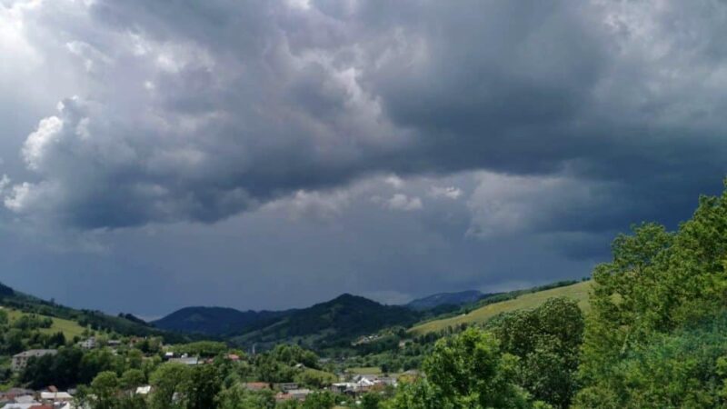 8 august 2026 | Avertizare Cod Galben de vijelii în Alba și alte județe: Vânt puternic și ploi torențiale semnificative