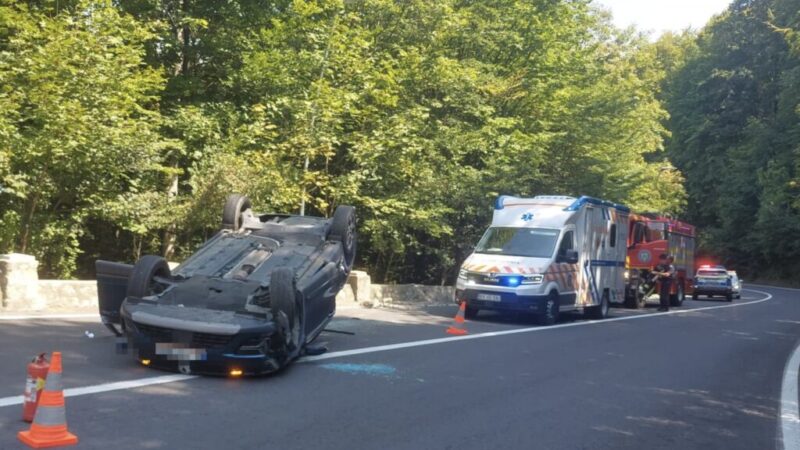 Accident pe drumul către Poiana Brașov: Mașină răsturnată și două persoane rănite