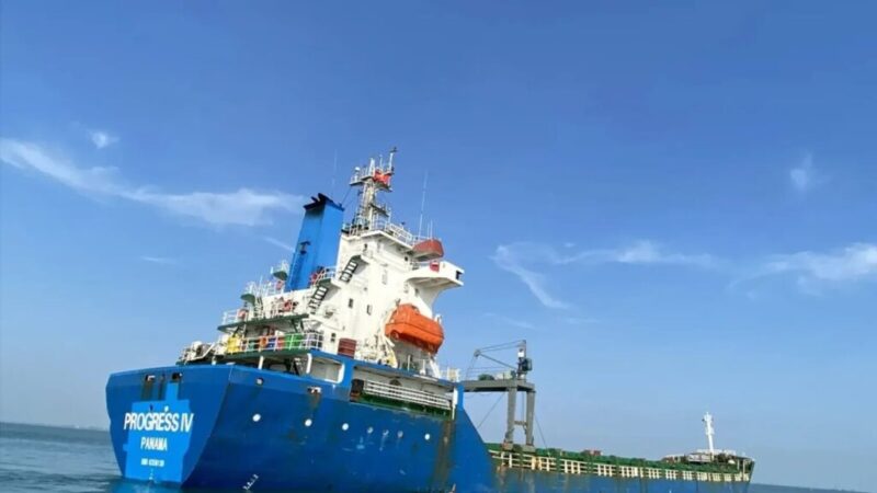 Aproape 200 de containere dintr-o navă scufundată în Marea Neagră amenință coastele Bulgariei