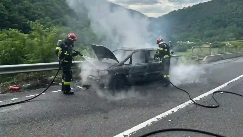 Autovehicul în flăcări pe autostrada A10 Sebeș-Turda: Pompierii intervin pe direcția Sebeș-Alba