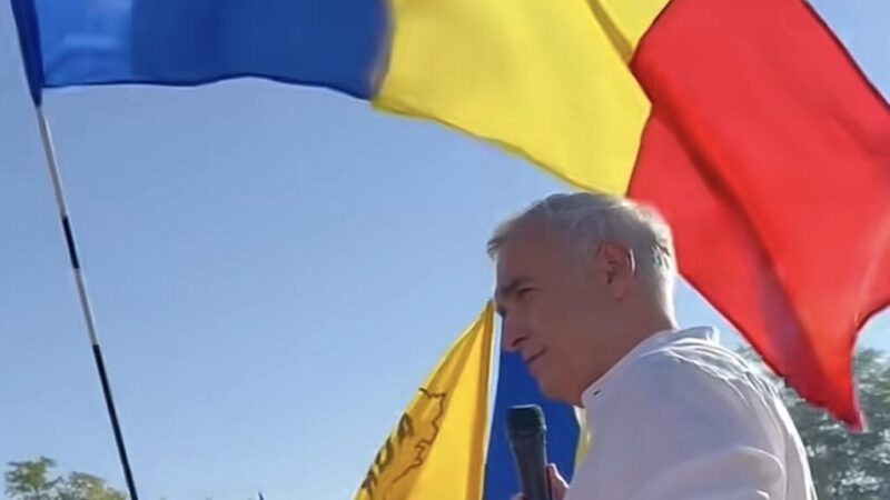 Călin Georgescu, primit cu entuziasm la Lunca Câlnicului, Brașov. Susținătorii au cerut „Turul doi înapoi!”