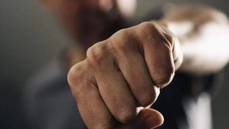 Cinci rezidenți din Feldioara arestați după ce au agresat violent un bărbat în fața unui bar