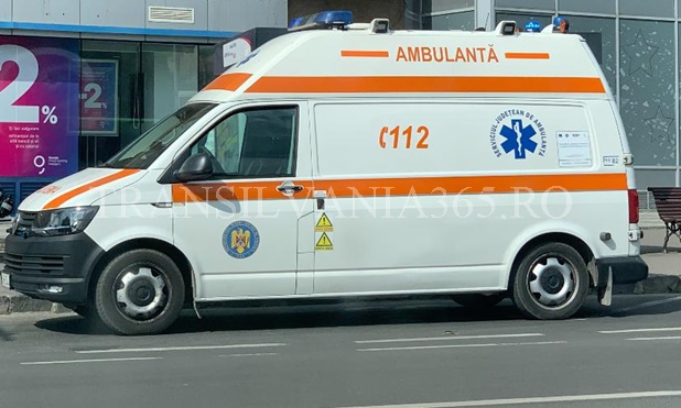 Coliziune gravă la ieșirea din Brașov: Ambulanță în misiune implicată într-un accident cu un autoturism, cinci răniți